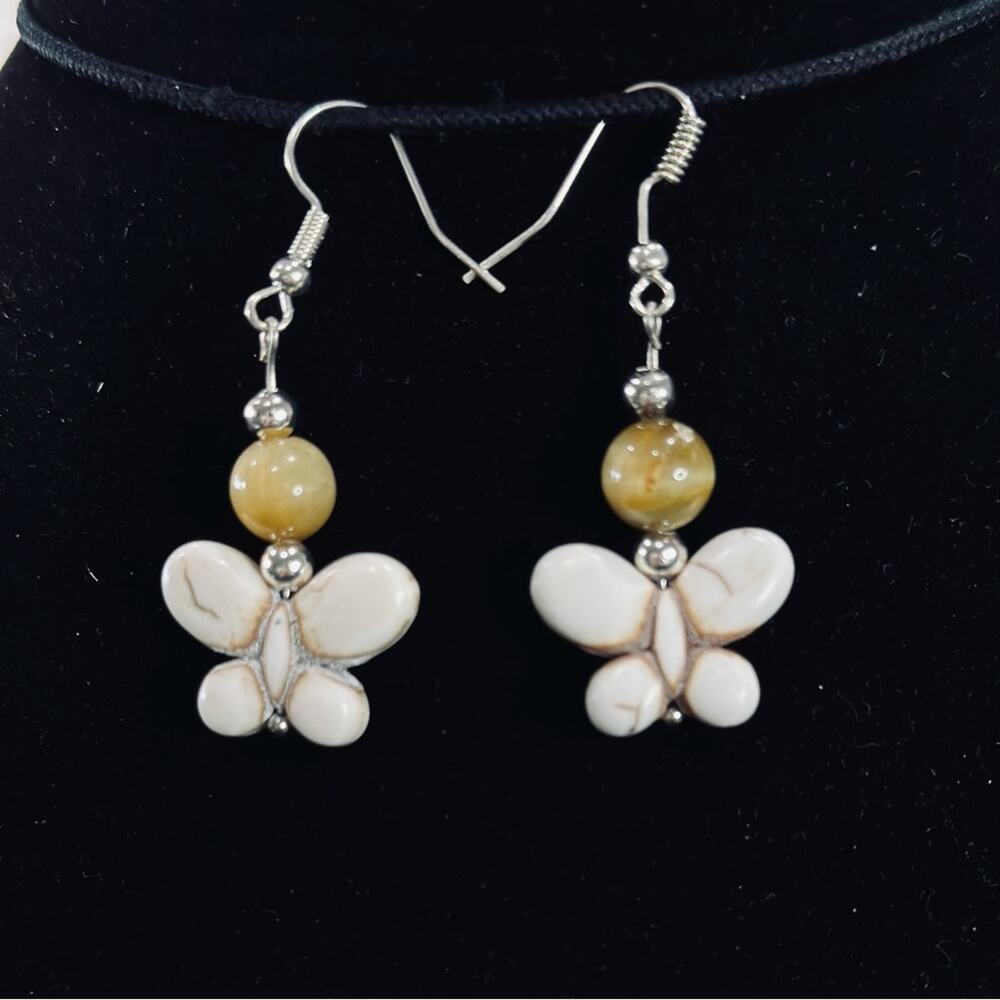 Medium‎ butterfly howlite with yellow turquoise bead. Silver plated findings.